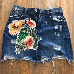 XS Zara embroidered jean skirt